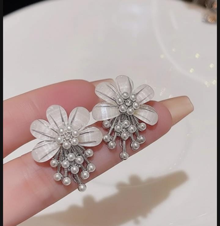 ZJX-162 Flower Pearl Korean Earrings  Elegant Design, Stylish Fashion Accessory for Women
