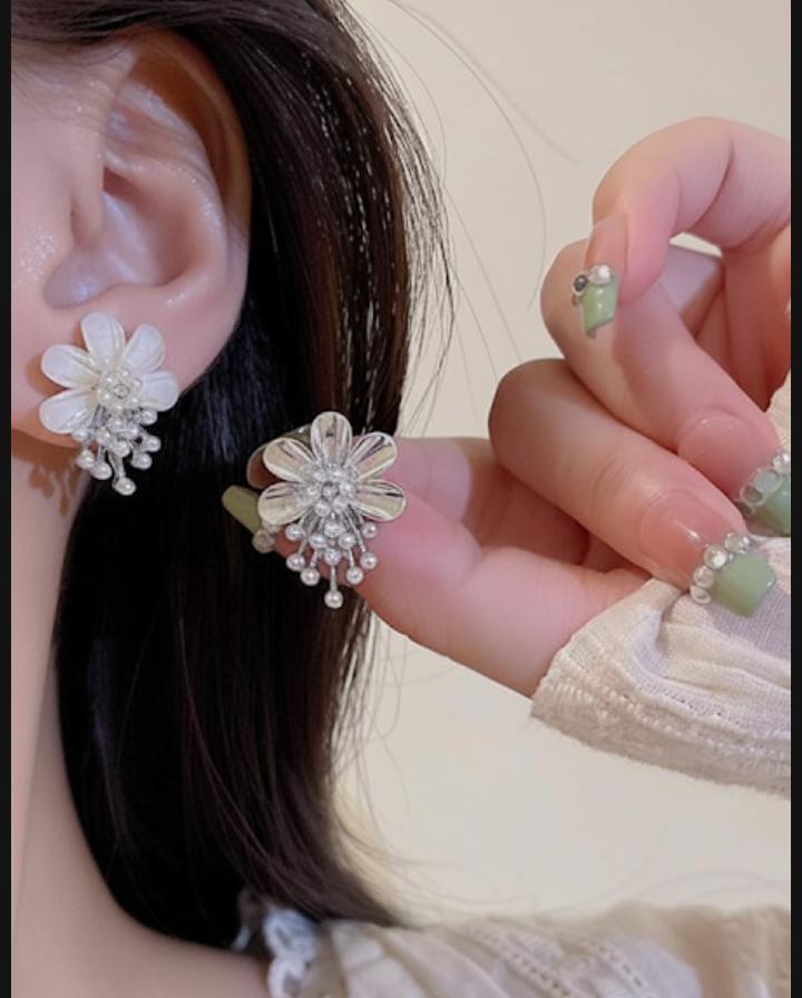 ZJX-162 Flower Pearl Korean Earrings  Elegant Design, Stylish Fashion Accessory for Women